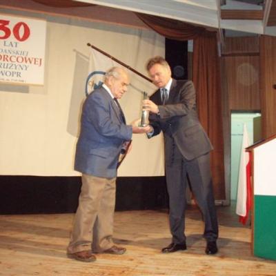 Prezes Zg Wopr Pan Jerzy Telak Wrecza Pamiatkowa Statuetke Dla Romualda Wolodzki